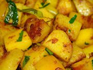 Гарнир к свиным отбивным: запеченый картофель с вином