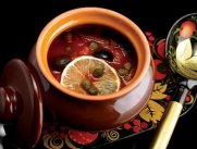 Солянка с копчеными ребрышками