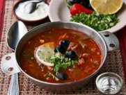 Солянка с маслинами и лимоном