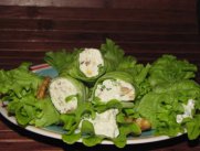 Листья салата с сыром