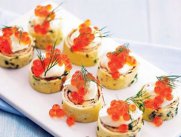Рождественская закуска к праздничному столу: вкусные омлетики с икрой