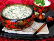 Приготовление окрошки на кефире с копченой курицей