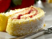 Как испечь бисквитный рулет с медом?