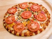 Легкая пицца с помидорами и огурцами