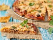 Простая пицца с рыбными консервами