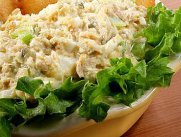 Полезный салат с рыбой и капустой