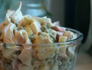 Праздничные салаты из морепродуктов: классический салат из кальмаров