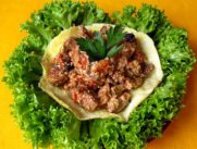 Теплый мясной салат с орехами