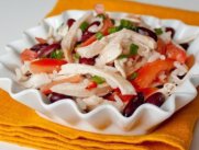 Вкусный мясной салат с фасолью
