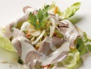 Оригинальный мясной салат с пекинской капустой