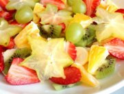 Фруктовый салат с бананами и клубникой
