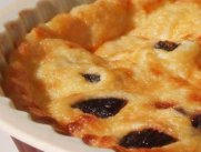 Воздушная творожная запеканка с черносливом