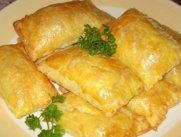 Как приготовить слоеные пирожки с курицей?