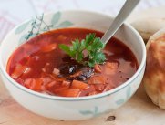 Борщ с черносливом и грибами