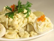 Пикантный салат с кальмарами и чесноком