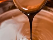 Как сделать шоколадный соус для десертов?