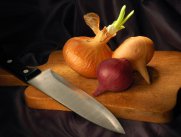 Полезные советы на кухне: чистим лук без слез