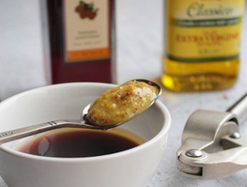 Соус для салата с горчицей и чесноком